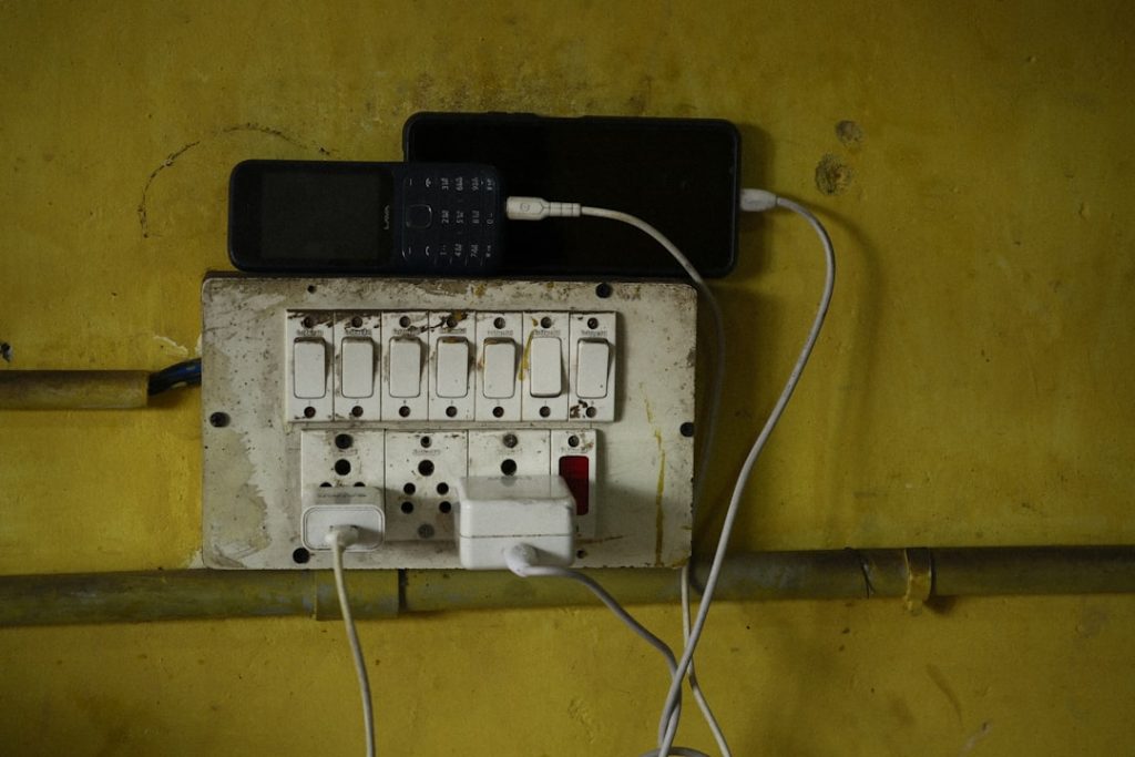 elektroniker: fachkraft für installation, wartung und reparatur elektrischer systeme und anlagen.