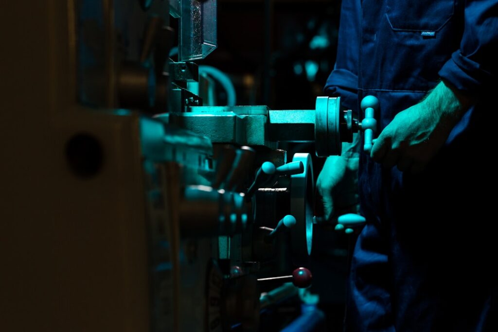 maschinenbediener: verantwortlich für die bedienung und überwachung von maschinen in der produktion zur sicherstellung eines reibungslosen ablaufs und hoher produktqualität.