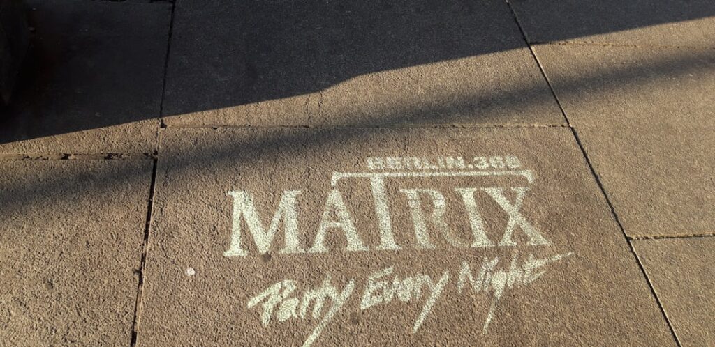 eine matrixorganisation ist eine unternehmensstruktur, in der mitarbeiter mehreren vorgesetzten gleichzeitig unterstellt sind, um flexibilität und zusammenarbeit zwischen verschiedenen abteilungen zu fördern.