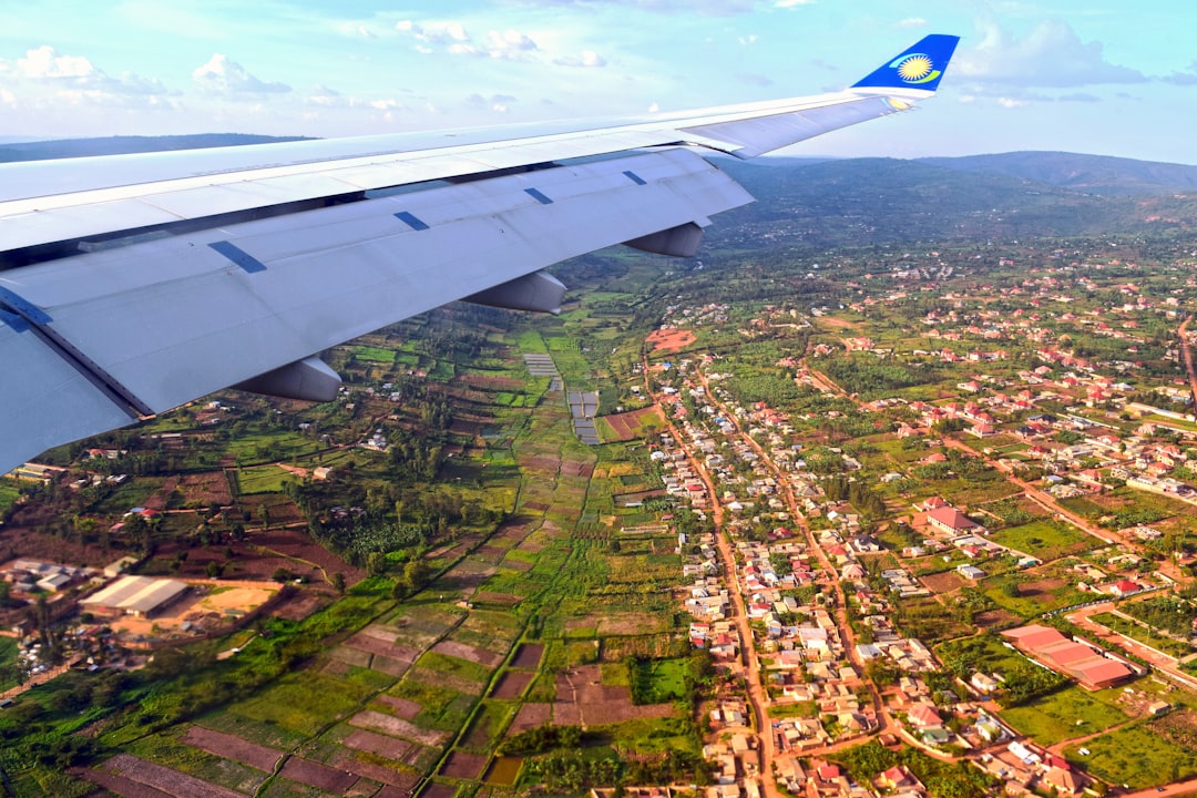entdecken sie kigali, die lebendige hauptstadt ruandas, bekannt für ihre saubere umgebung, freundlichen einwohner und reiche geschichte. erleben sie kultur, natur und innovation in dieser aufstrebenden afrikanischen metropole.