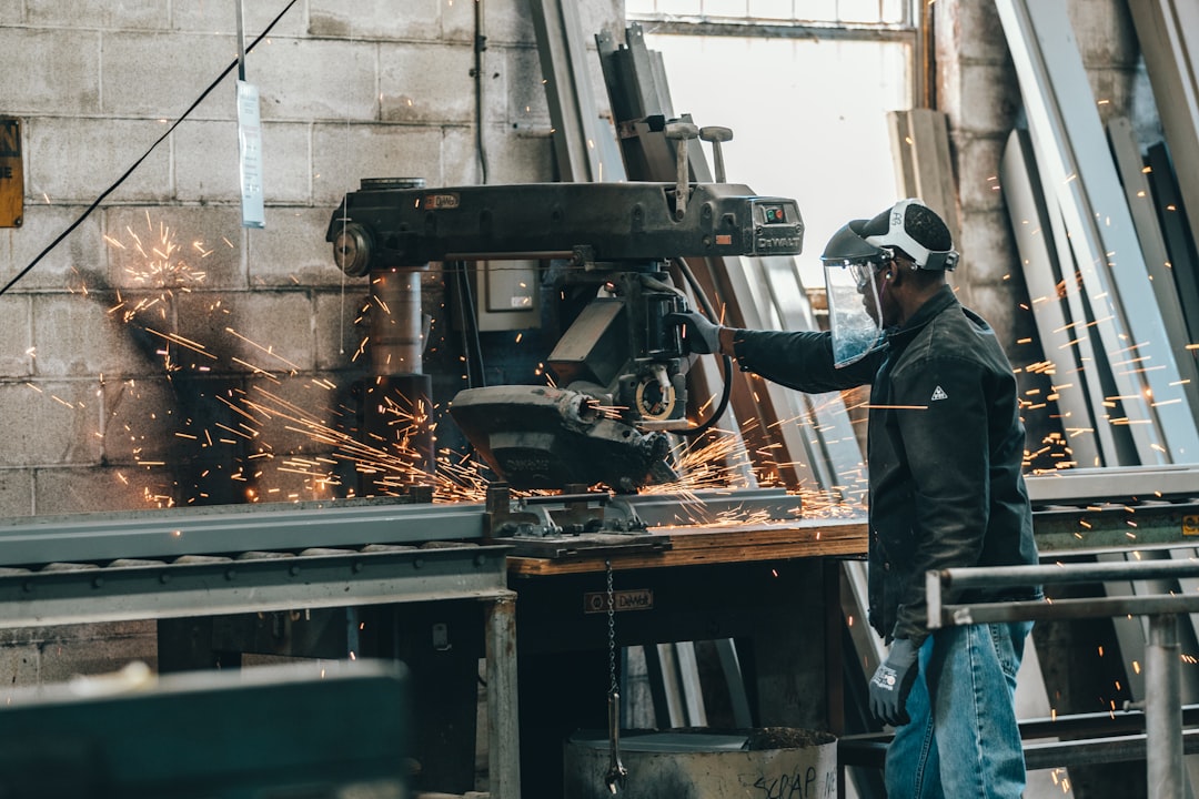 ausbildung zum metallbauer: erlernen sie die metallverarbeitung, schweißtechniken und konstruktion für eine erfolgreiche karriere im metallhandwerk.