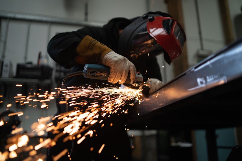 entdecken sie unsere umfassende ausbildung zum metallarbeiter und erlernen sie praxisnahe fähigkeiten für eine erfolgreiche karriere im metallhandwerk.
