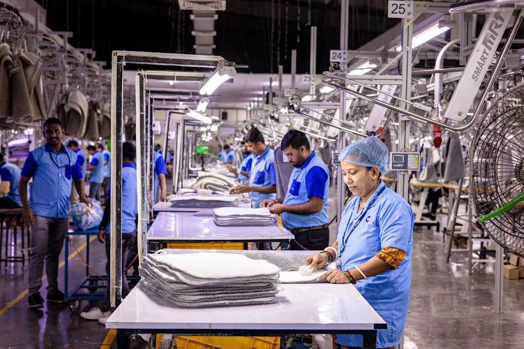 produktionsfaktoren sind die ressourcen, die zur herstellung von gütern und dienstleistungen verwendet werden, einschließlich arbeit, kapital, boden und unternehmertum.